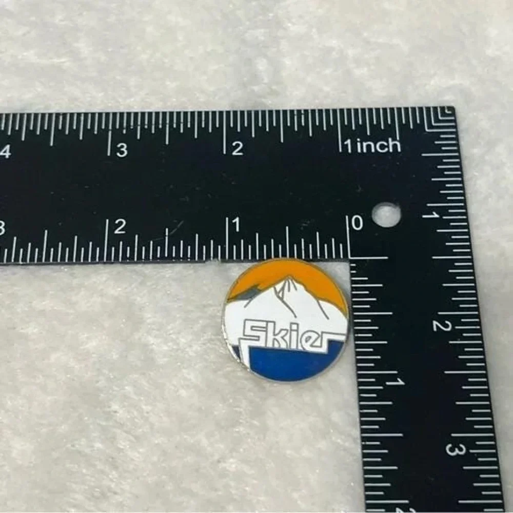 Skier 1979 Denver Colorado Vintage Lapel Vest Hat Pin A24